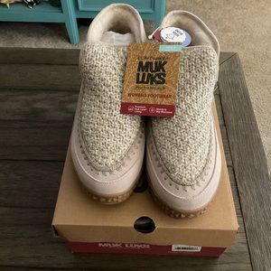 New mukluks, size 8 color stone